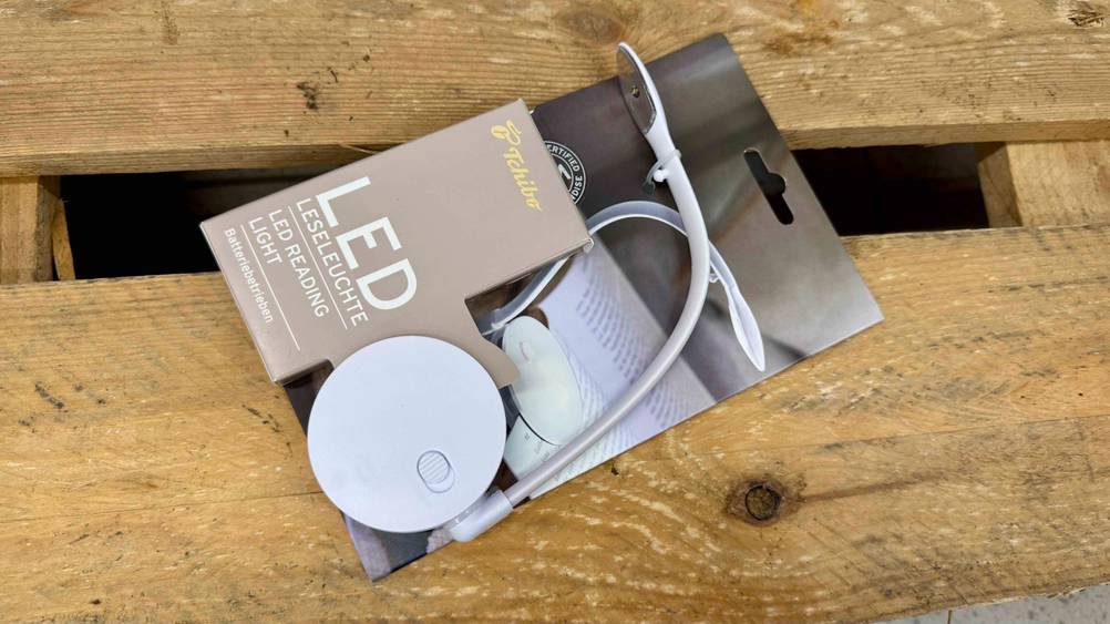 Eine getestete Leselampe auf einer Holzpalette liegend.