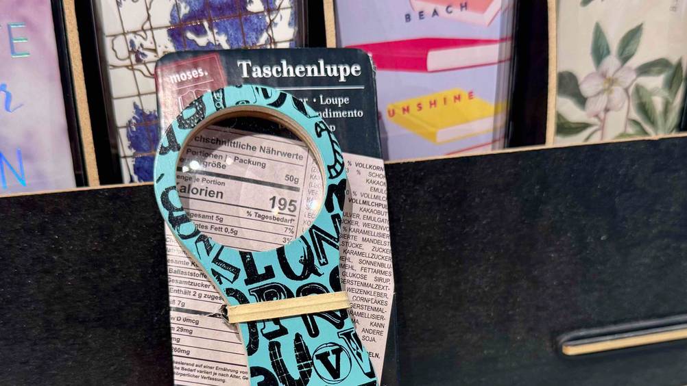 Leselupe im Test: Nahaufnahme der verpackten Lupe mit Logo und Artikelbezeichung.