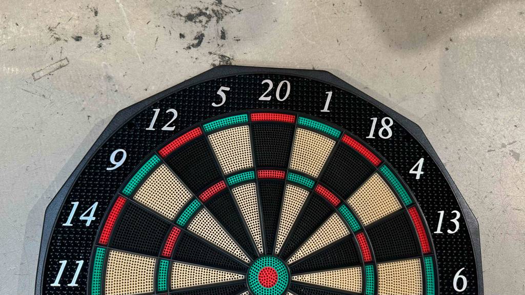 Detailansicht der Felder einer getesteten elektronische Dartscheibe.
