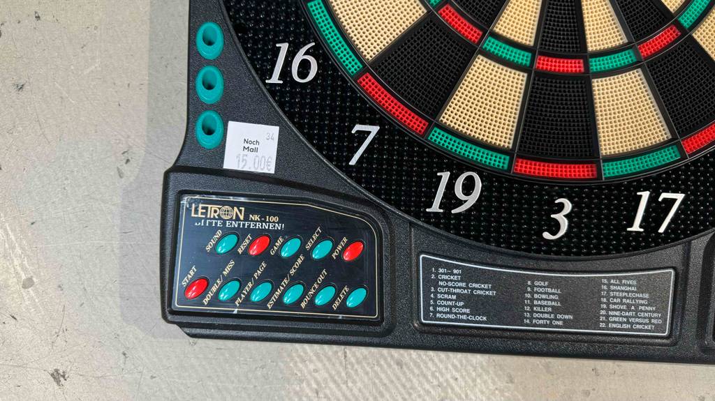 Blick auf die Spielauswahl einer getesteten elektronischen Dartscheibe.
