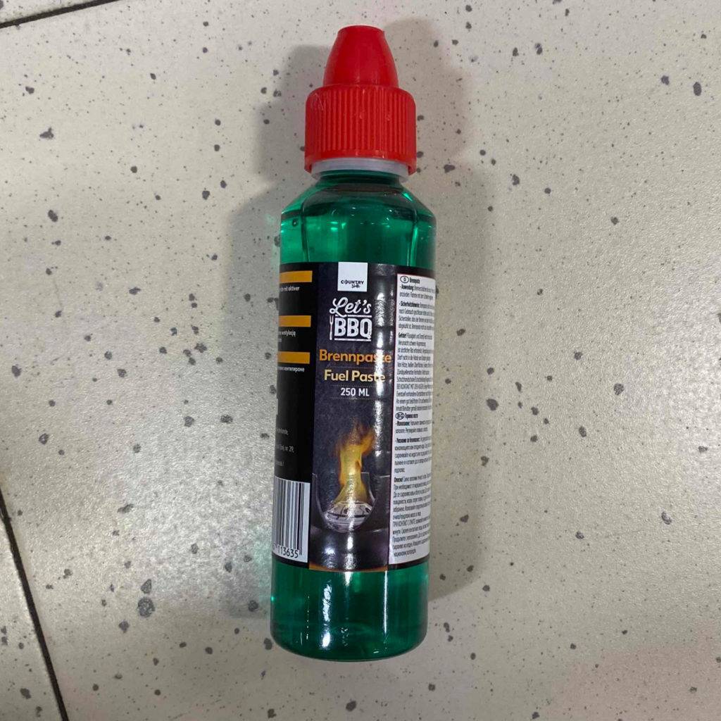 Brennpaste liegt auf dem Boden.