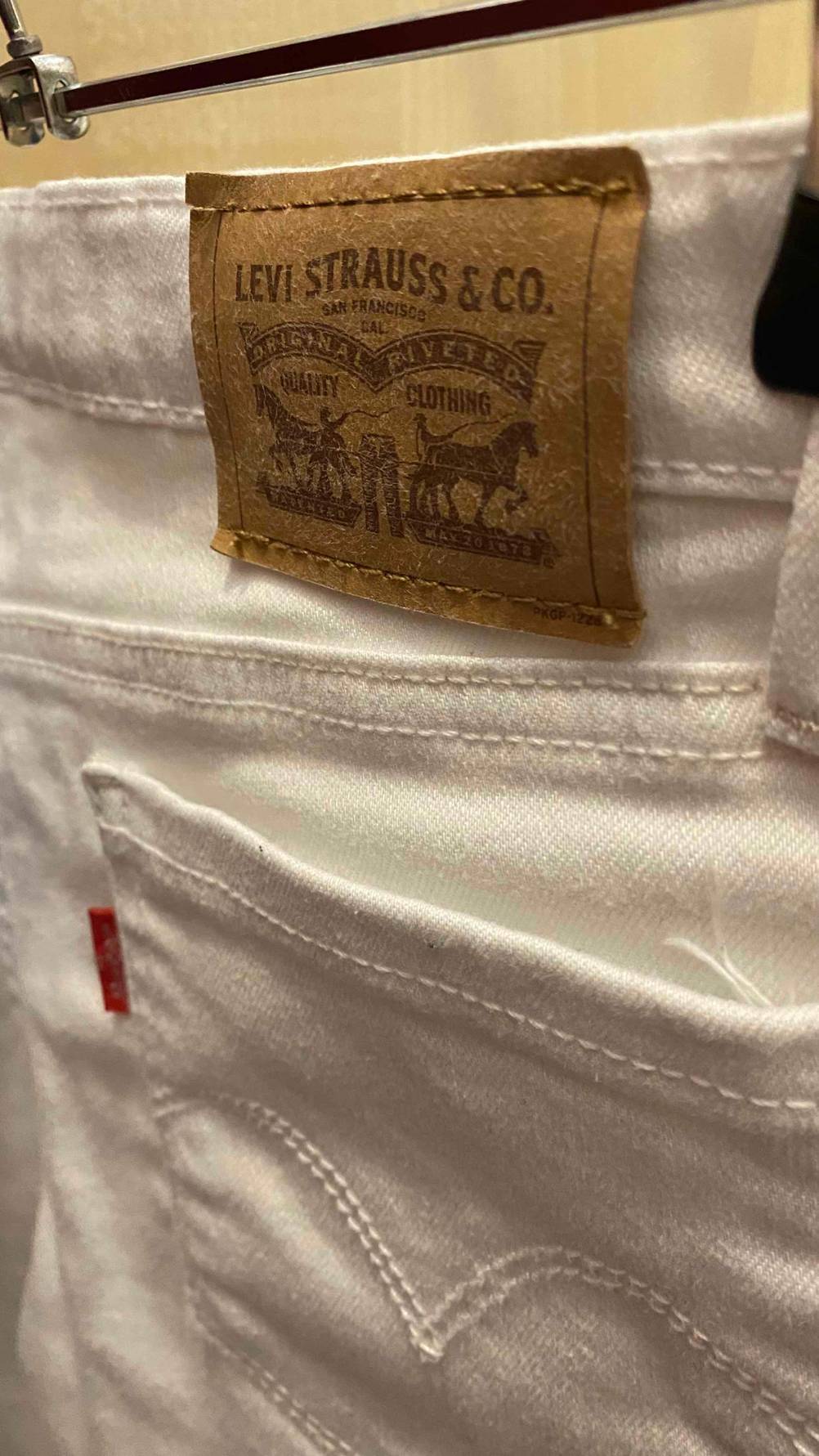 Getestet: Eine Levis-Jeans Damen von hinten mit Label am Bund.