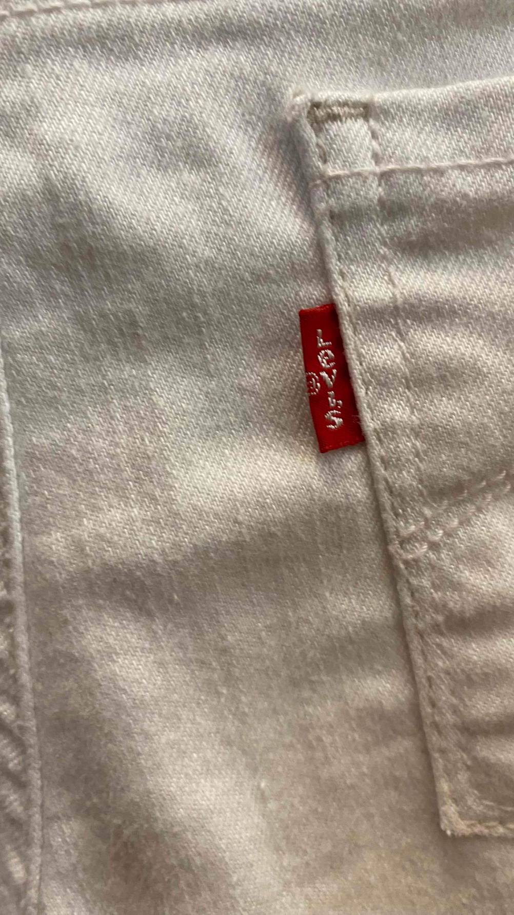 Levis-Jeans Damen getestet: Nahaufnahme des roten Labels an der Gesäßtasche.