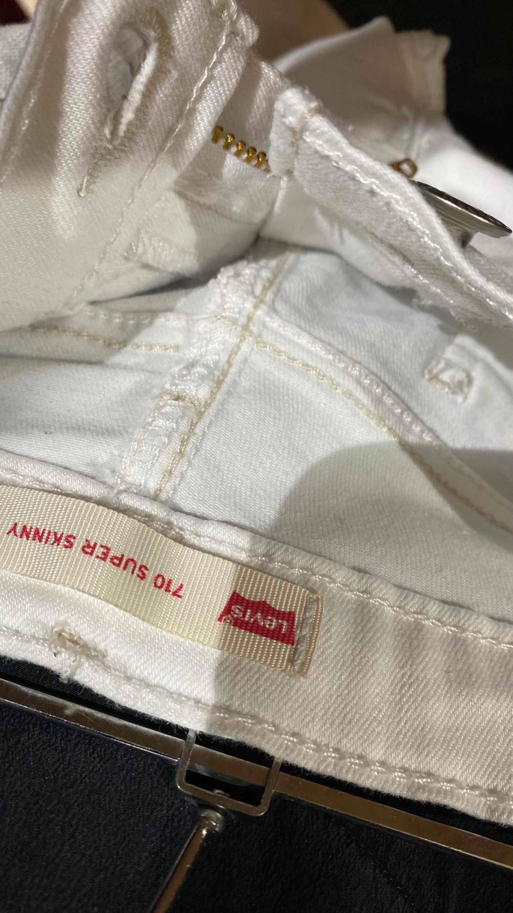 Nahaufnahme des Labels innen an einer getesteten Levis-Jeans Damen.