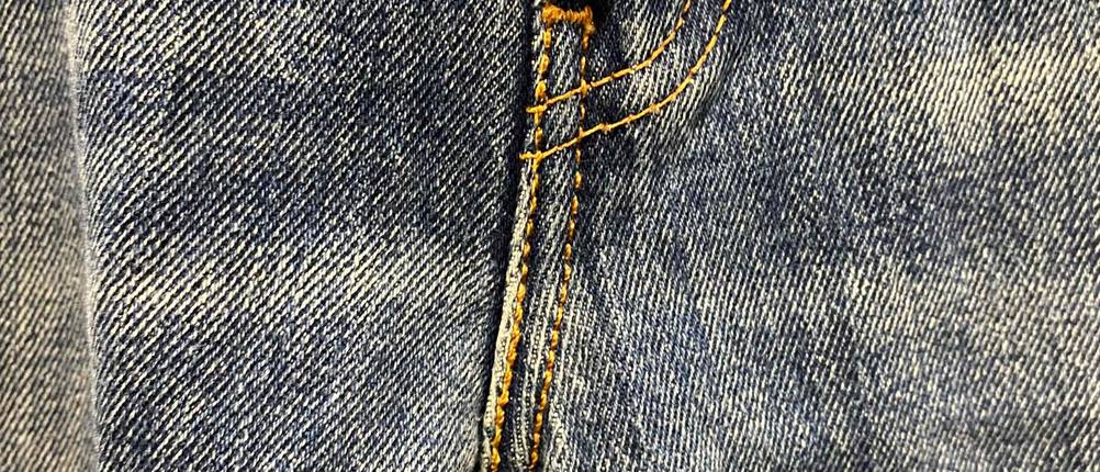 Im Test: Nahaufnahme der Nähte einer Herren-Jeans von Levi’s.