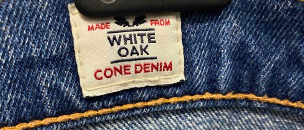 Levis-Jeans für Herren im Test: Detailansicht von innen des Taillenbunds mit Markenzeichen von einer blauen Jeans.