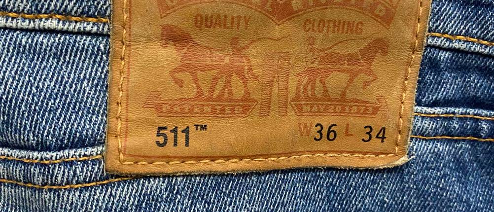 Levis-Herren-Jeans-im-Test: Nahaufnahme des Labels auf der Rückseite einer getesteten Herren-Jeans von Levi’s mit Weite und Länge.