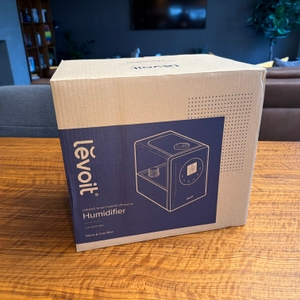 Der Karton vom Levoit LV600S steht auf einem Tisch