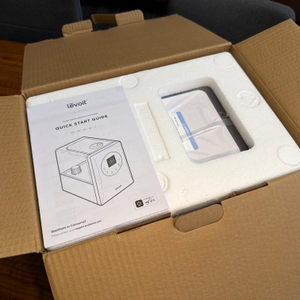 Der geöffnete Karton vom Levoit LV600S von oben
