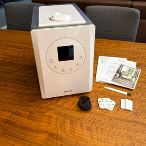 Der Lieferumfang vom Levoit LV600S steht auf einem Tisch