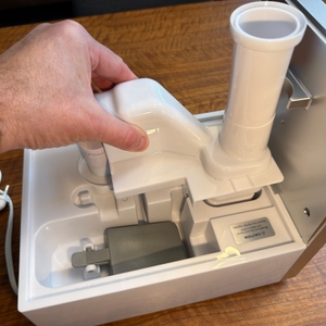 Eine Hand entfernt einen Teil vom Levoit LV600S