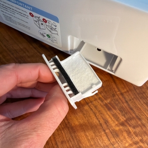 Eine Hand entfernt einen kleinen Einsatz aus der Rückseite vom Levoit LV600S