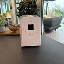 Der Levoit LV600S steht auf einer Küchenarbeitsplatte