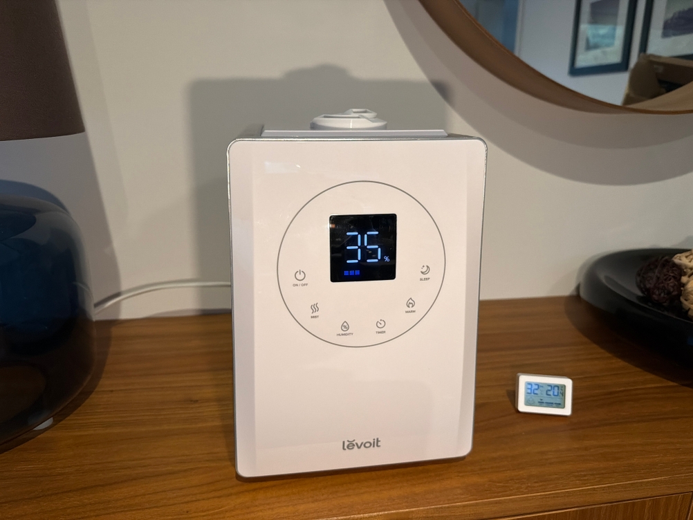 Das Display vom Levoit LV600S zeigt 35% Luftfeuchtigkeit an