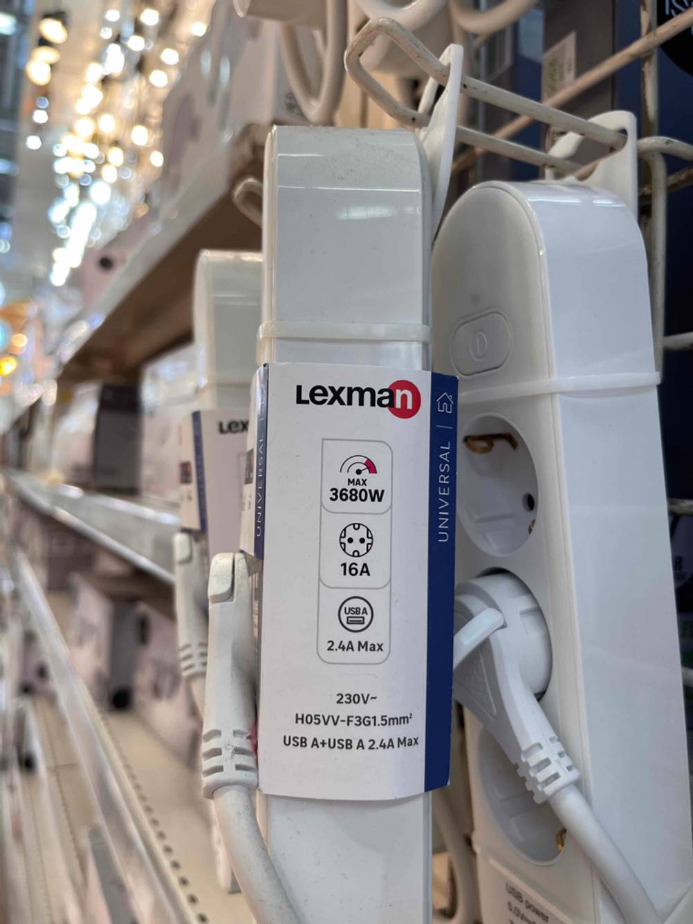Technische Spezifikationen sind auf der Verpackung einer Steckdosenleiste mit USB zum testen aufgedruckt.