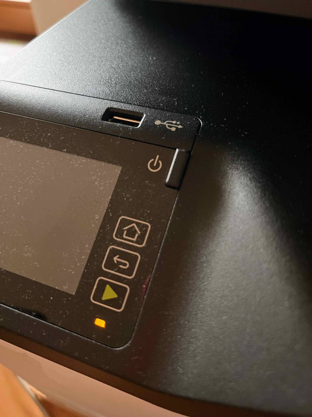 Detailansicht des Bediendisplays eines Druckers im Test.