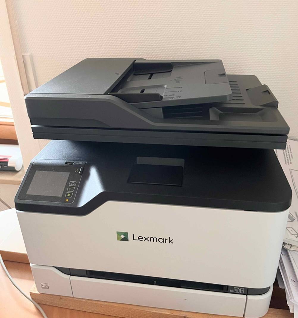 Ein Lexmark-Drucker im Test steht auf einem Tisch.