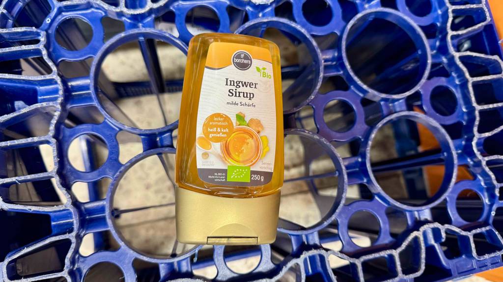 Eine Tube Ingwersirup liegt zum testen auf einer umgedrehten Getränkekiste.