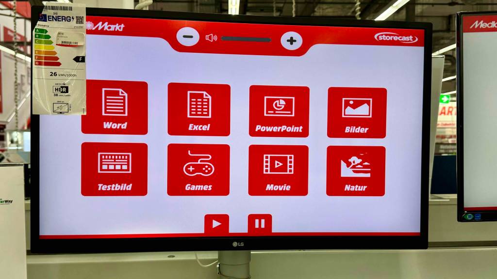 Im Test: ein 4K-IPS-Monitor der Marke LG steht eingeschaltet in einem Ausstellungsbereich.