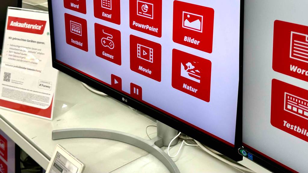 4K-IPS-Monitor-Test: Mehrere Modelle der Marke LG befinden sich im Ausstellungsbereich.