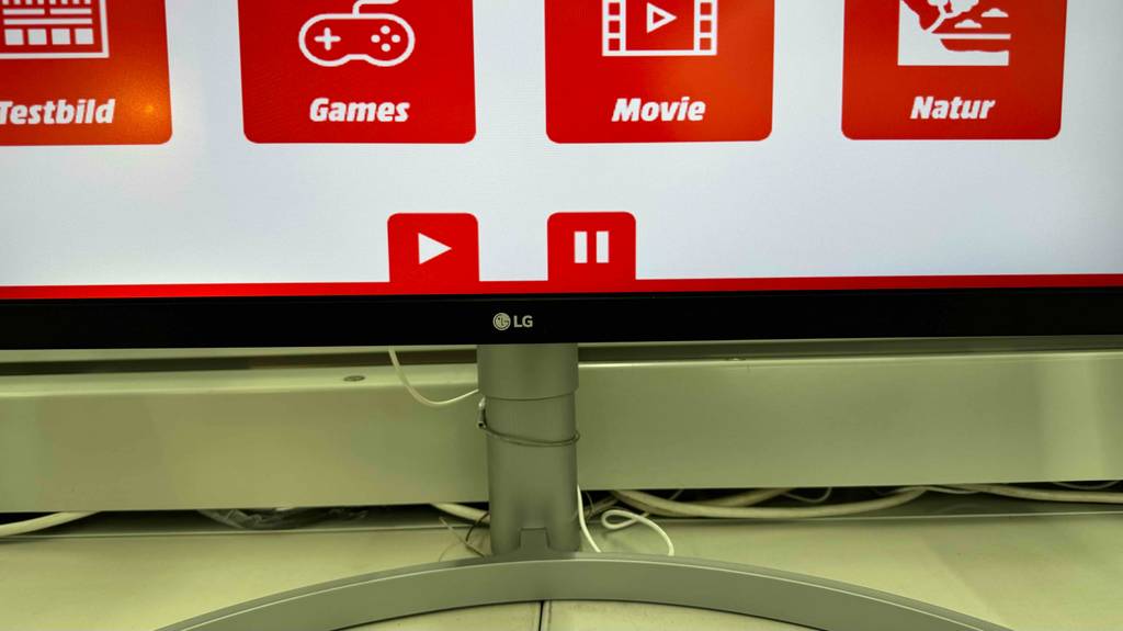 4K-IPS-Monitor im Test: Nahaufnahme des Ständers inklusive Monitor der Marke LG.