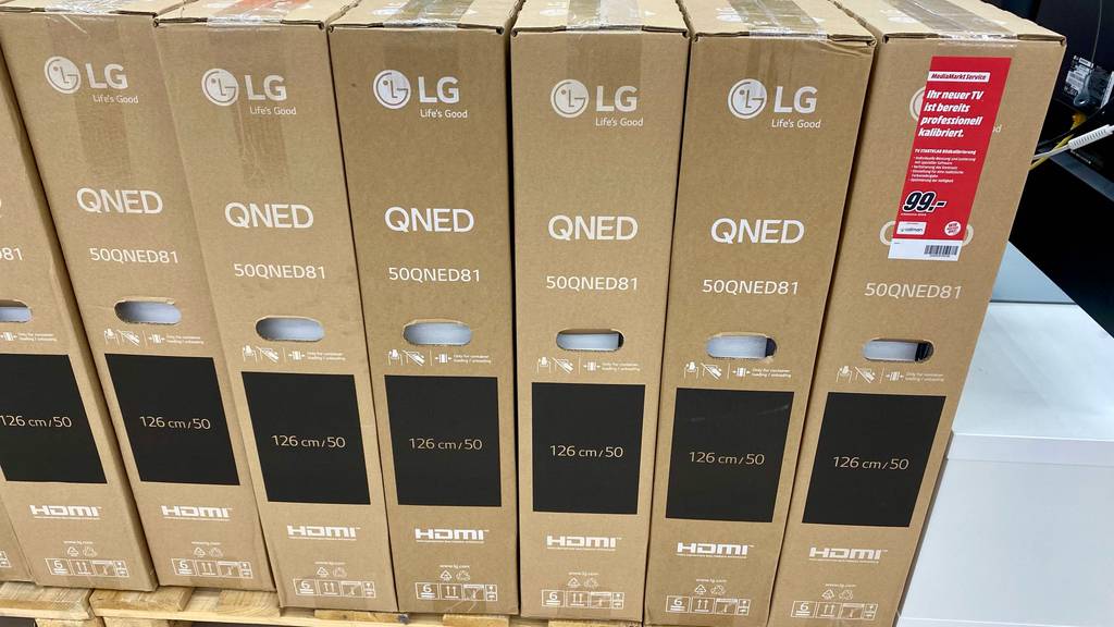 Einige Kartons von 50-Zoll-Fernsehern stehen nebeneinander.