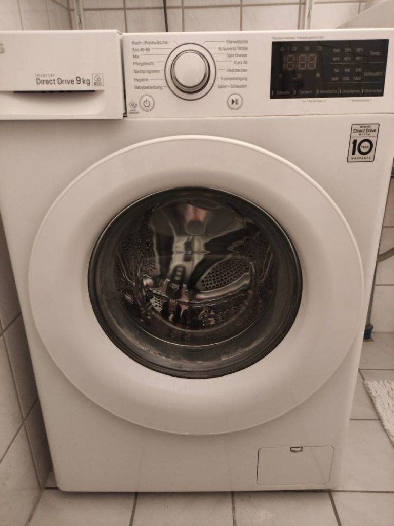 Frontansicht eines Waschtrockners im Test.