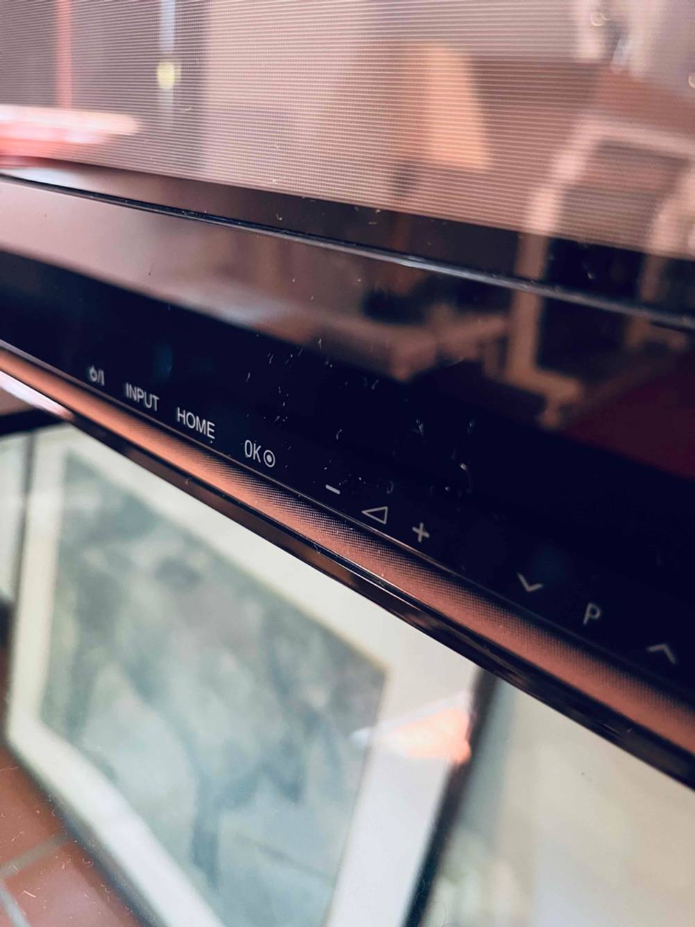 Schräge Nahansicht des Menüdisplays eines getesteten LG-Fernsehers mit 55 Zoll.