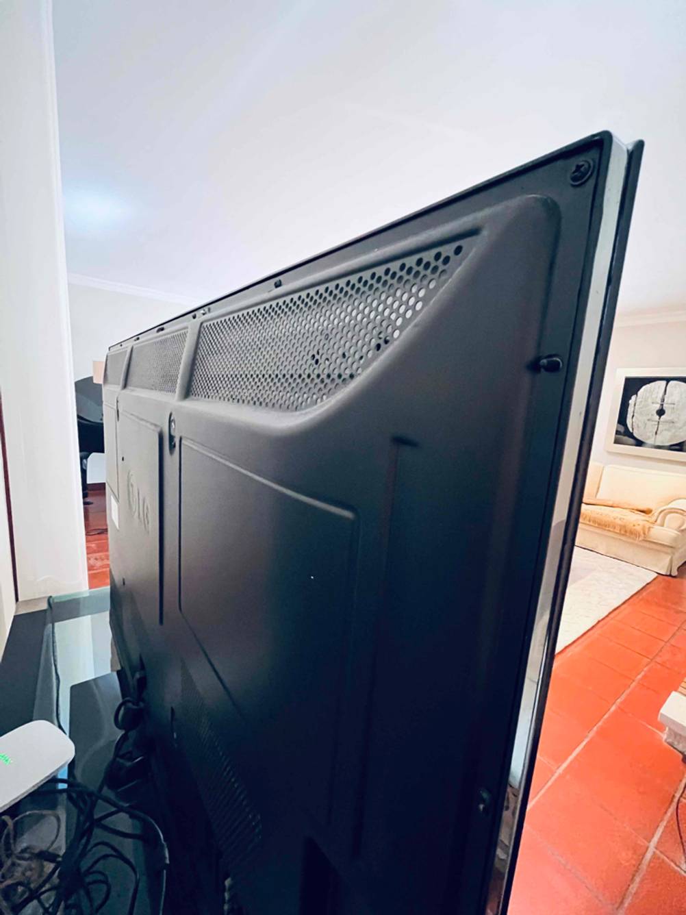 LG-Fernseher mit 55 Zoll im Test: Rückansicht eines Geräts.
