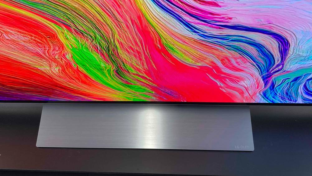 Standfuß von einem getesteten LG-Fernseher mit 65 Zoll.