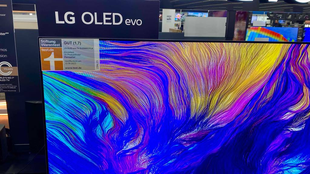 LG-Fernseher 65 Zoll im Test: Am Bildschirmrand befindet sich ein Aufkleber.