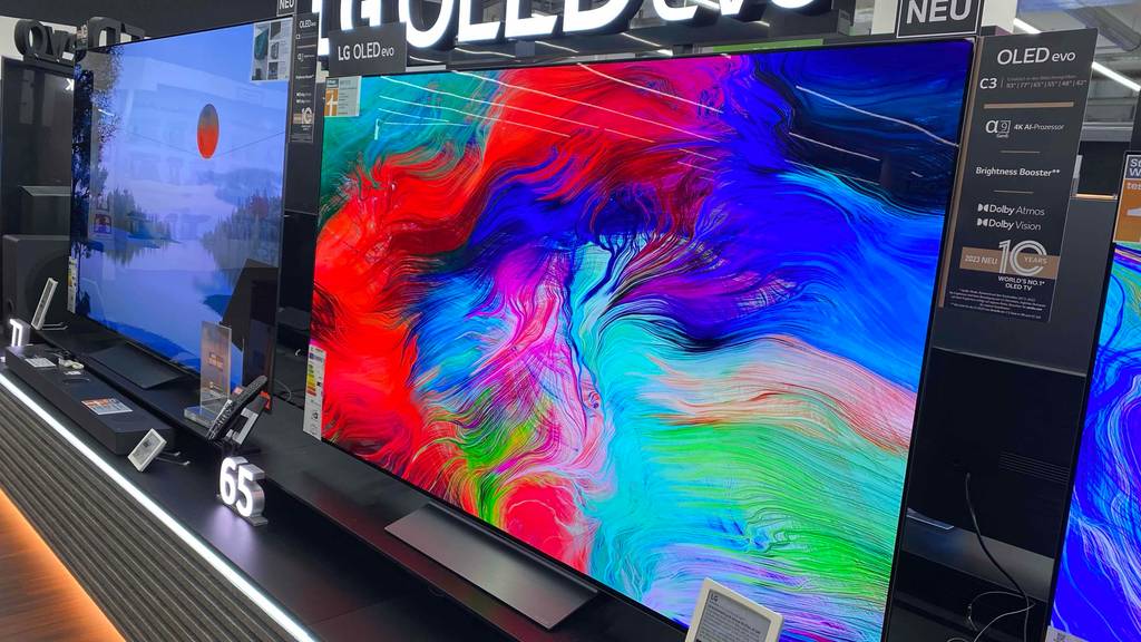 LG-Fernseher 65 Zoll getestet: Auf dem Bildschirm sind bunte Farben zu sehen.