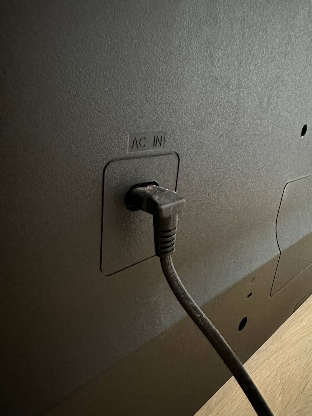 LG-Fernseher getestet: Nahaufnahme des Stromanschlusses auf der Rückseite.