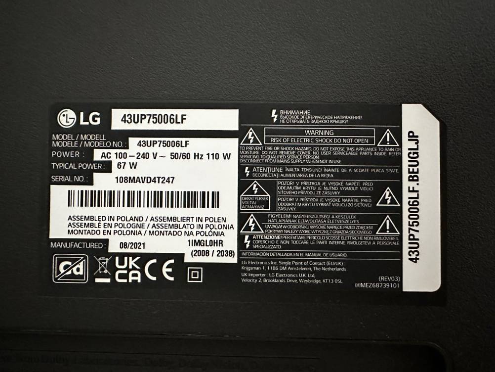 Im Test: Nahaufnahme des Infoaufklebers auf der Rückseite eines LG-Fernsehers mit Modell.- und Seriennummer.