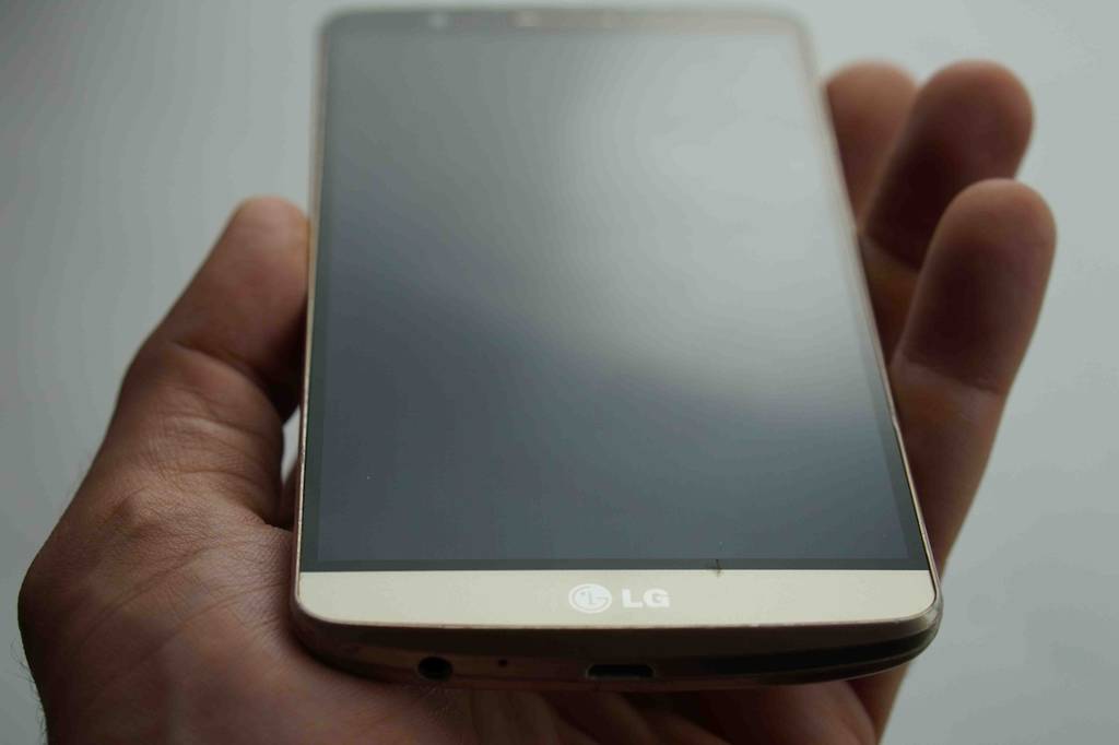 Android Smartphone im Test: Detailansicht Vorderseite eines von einer Hand gehaltenen LG G3 Gold Smartphones.