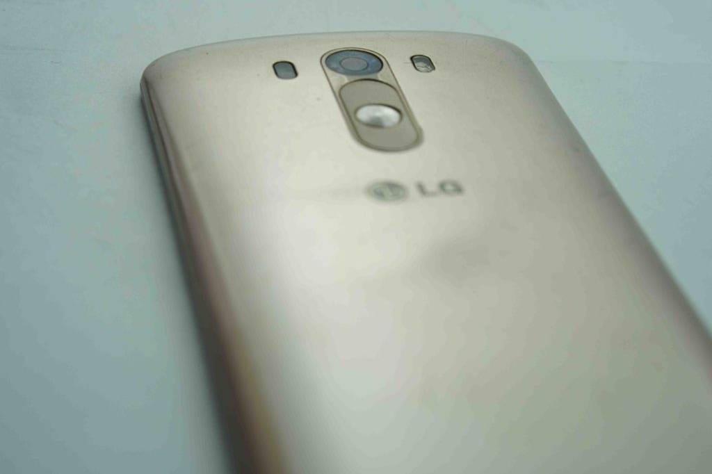 Android Smartphone im Test: Detailansicht Rückseite mit Kamera eines LG G3 Gold Smartphones.