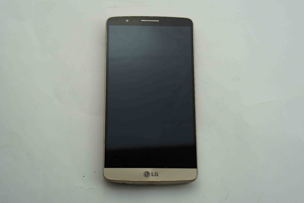 Android Smartphone im Test: Ein LG G3 Gold liegt mit dem Display nach oben auf weißer Fläche.