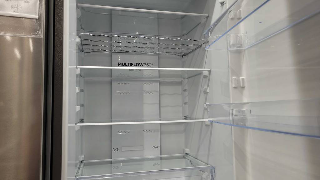 Detailansicht auf den oberen geöffneten Kühlbereich inklusive mehrerer Fächer eines getesteten Kühlschranks A+++.