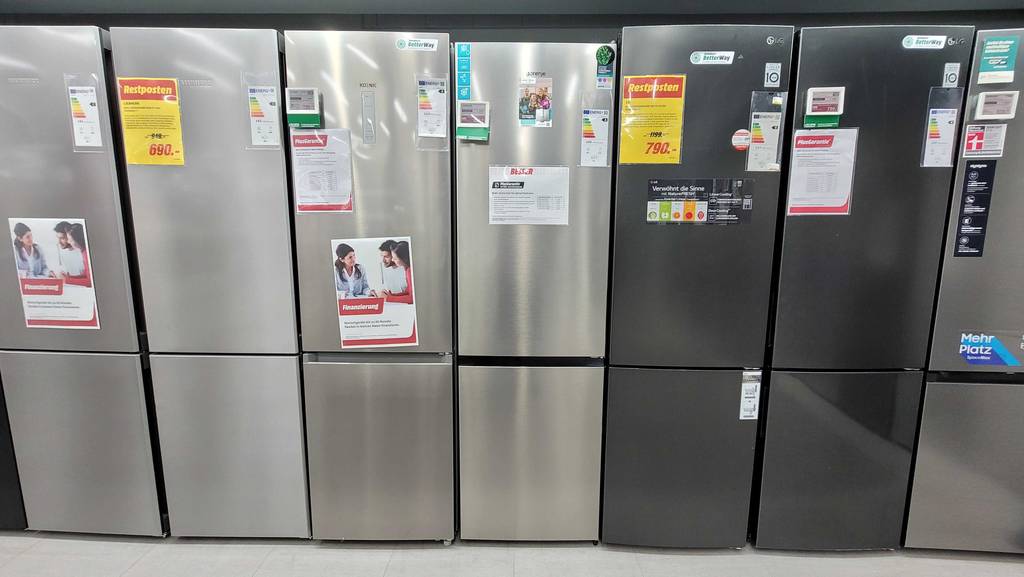 Ein silberfarbener Kühlschrank A+++ im Test befindet sich in einer Reihe mit weiteren Modellen in einem Verkaufsbereich.