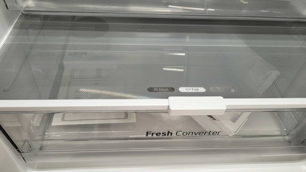 Nahaufnahme der Frischhaltebox im Kühlbereich eines Kühlschranks A+++ im Test.