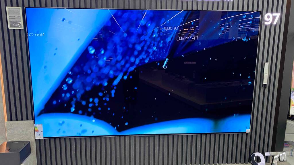 Auf Bildschirm des getesteten, großen Fernseher von LG ist ein Regenschirm abgebildet.