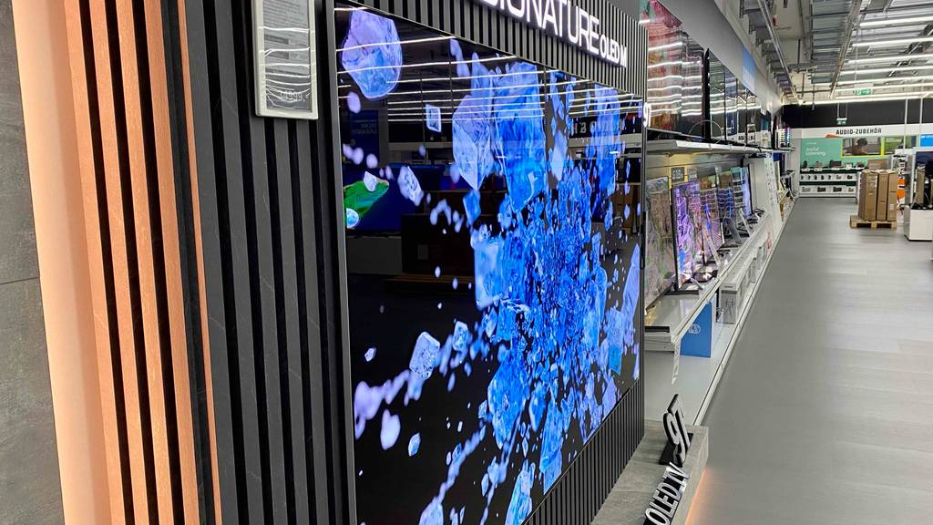Großer Fernseher von LG getestet: Gerät ist eingeschaltet.