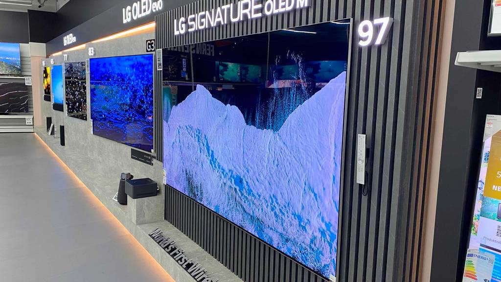 Großer Fernseher von LG im Test: Fernseher hängt an der Wand.