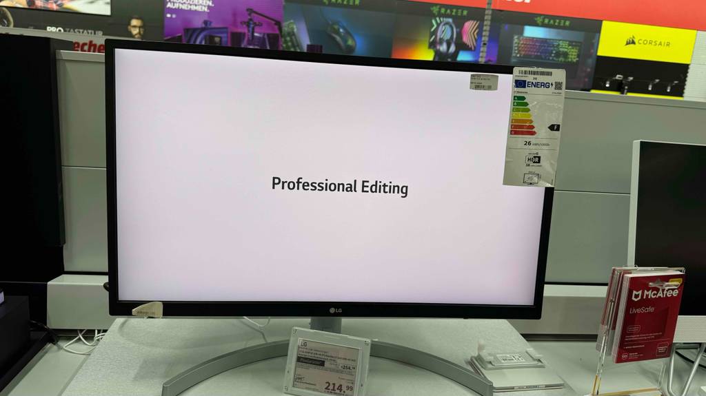 IPS-Monitor im Test: Frontansicht eines eingeschalteten Geräts mit weißem Hintergrund und einem schwarzen Schriftzug.