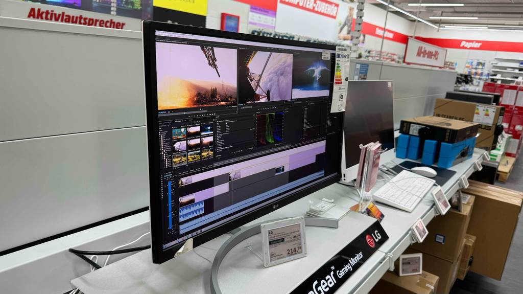 Blick von schräg vorn auf einen IPS-Monitor im Test.