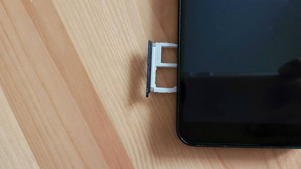 Billig-Smartphone im Test: der Kartenslot ist geöffnet.