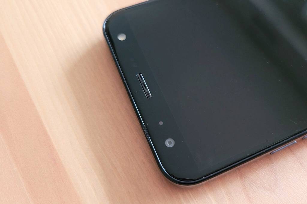 Detailansicht des Lautsprechers eines getesteten Billig-Smartphones.