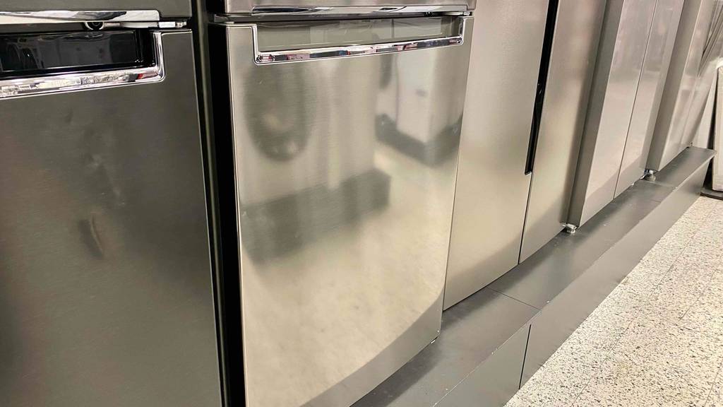 LG Kühlschrank im Test: Mehrere Geräte stehen nebeneinander.