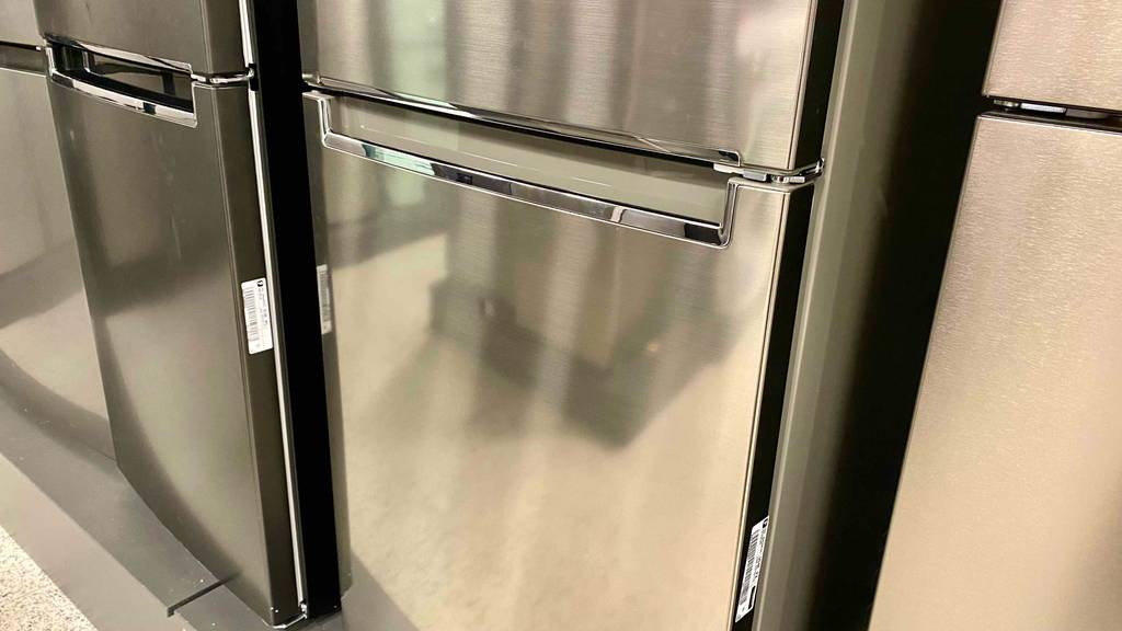 Im Test: Ein LG-Kühlschrank in silberner Glänzoptik.