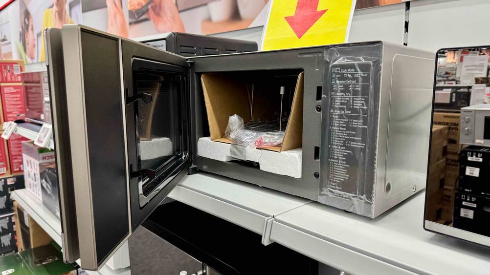 Die LG-Mikrowelle im Test mit geöffneter Klappe auf einem Verkaufsregal.